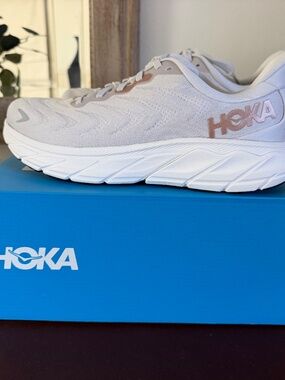 Women’s Hoka Arahi 6, size 8B